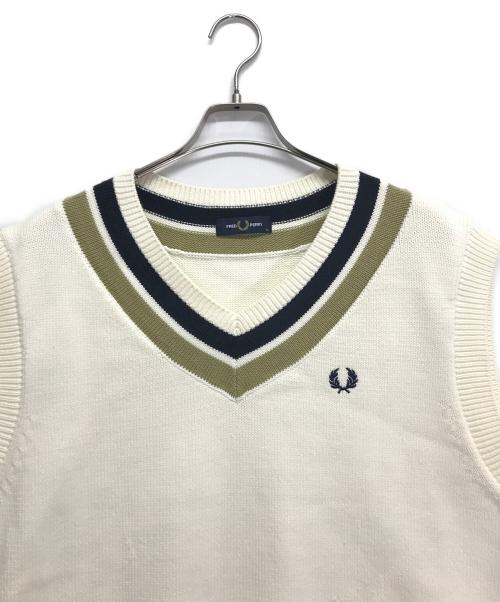 FRED PERRY（フレッドペリー）FRED PERRY (フレッドペリー) ニットベスト ホワイト サイズ:Mの古着・服飾アイテム