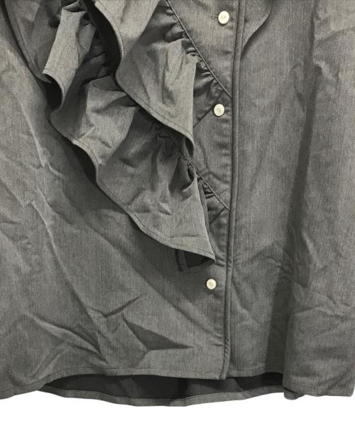 1% SHUHEI OGAWA（イチパーセント シュウヘイオガワ）1% SHUHEI OGAWA (イチパーセント シュウヘイオガワ) フリルブラウスシャツ グレー サイズ:2の古着・服飾アイテム