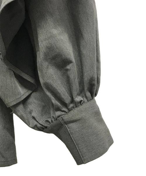 1% SHUHEI OGAWA（イチパーセント シュウヘイオガワ）1% SHUHEI OGAWA (イチパーセント シュウヘイオガワ) フリルブラウスシャツ グレー サイズ:2の古着・服飾アイテム