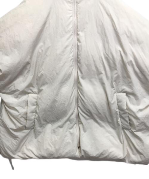 Mila Owen（ミラオーウェン）Mila Owen (ミラオーウェン) サスティナブルサイドリボンダウンポンチョ ベージュ サイズ:Fの古着・服飾アイテム