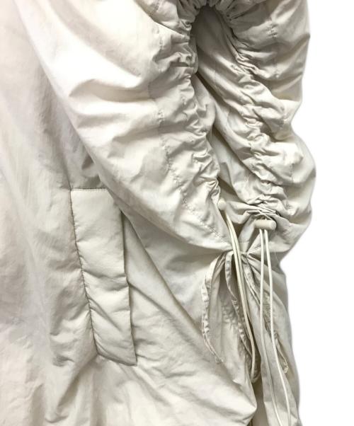 Mila Owen（ミラオーウェン）Mila Owen (ミラオーウェン) サスティナブルサイドリボンダウンポンチョ ベージュ サイズ:Fの古着・服飾アイテム