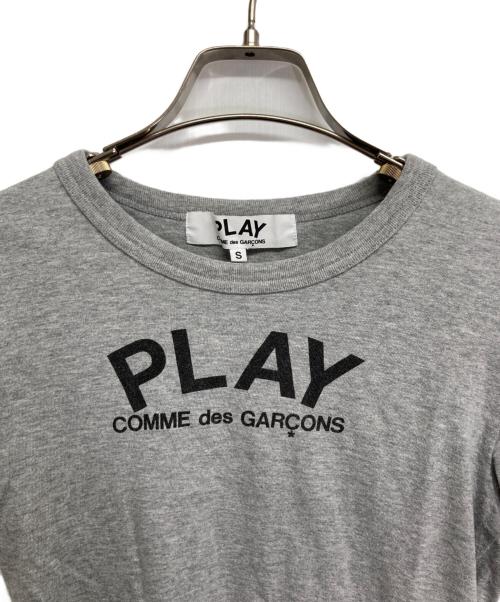 PLAY COMME des GARCONS（プレイコムデギャルソン）PLAY COMME des GARCONS (プレイ コムデギャルソン) バックロゴハートTシャツ グレー サイズ:Sの古着・服飾アイテム