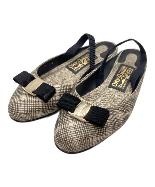 Salvatore Ferragamo（サルヴァトーレ フェラガモ）Salvatore Ferragamo (サルヴァトーレ フェラガモ) ヴァラリボンサンダル ベージュ サイズ:8の古着・服飾アイテム