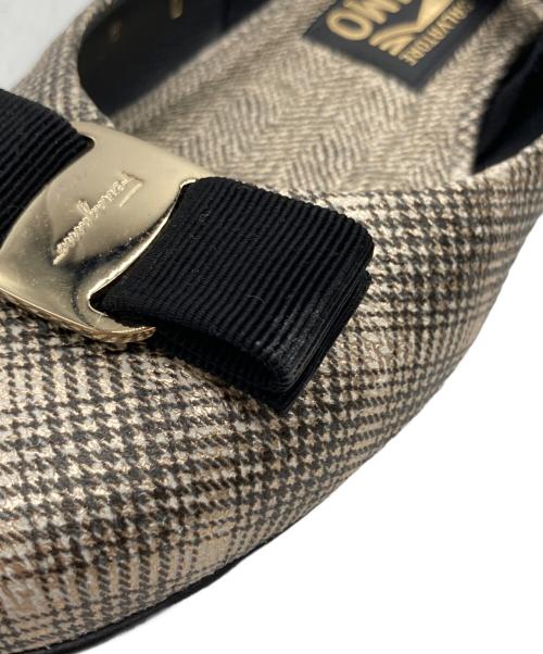 Salvatore Ferragamo（サルヴァトーレ フェラガモ）Salvatore Ferragamo (サルヴァトーレ フェラガモ) ヴァラリボンサンダル ベージュ サイズ:8の古着・服飾アイテム