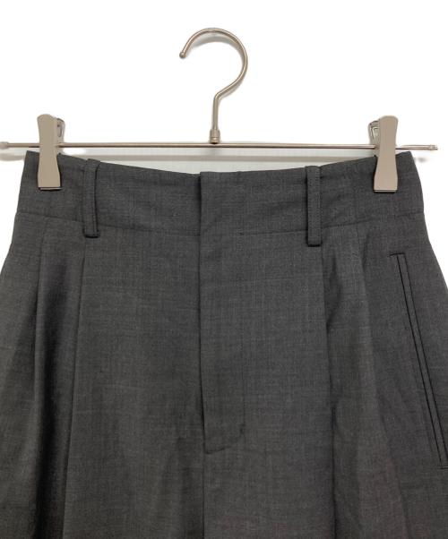 Wai+（ワイ）Wai+ (ワイ) ウール混 2タック スラックス グレー サイズ:36の古着・服飾アイテム