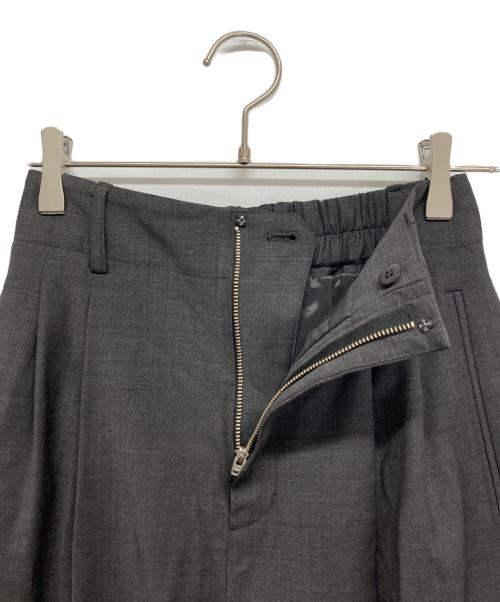 Wai+（ワイ）Wai+ (ワイ) ウール混 2タック スラックス グレー サイズ:36の古着・服飾アイテム