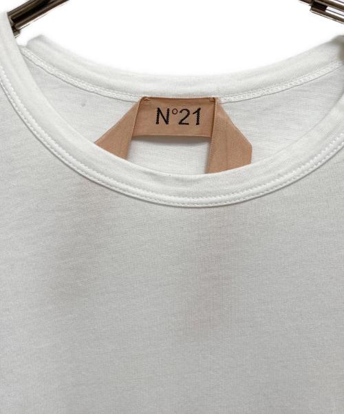 N°21（ヌメロヴェントゥーノ）N°21 (ヌメロヴェントゥーロ) ビジューロゴカットソー ホワイト サイズ:40の古着・服飾アイテム