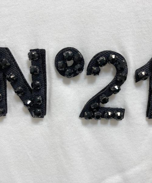 N°21（ヌメロヴェントゥーノ）N°21 (ヌメロヴェントゥーロ) ビジューロゴカットソー ホワイト サイズ:40の古着・服飾アイテム