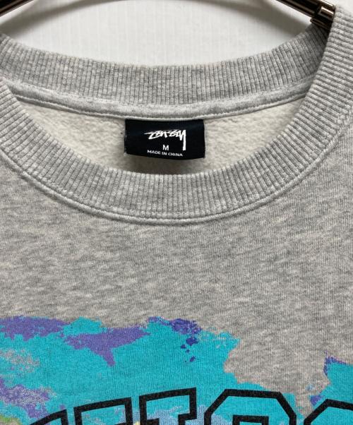 stussy（ステューシー）stussy (ステューシー) クルーネック スウェット 地図プリント グレー サイズ:Mの古着・服飾アイテム
