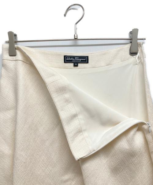 Salvatore Ferragamo（サルヴァトーレ フェラガモ）Salvatore Ferragamo (サルヴァトーレ フェラガモ) ヴァラスカート ホワイト サイズ:Mの古着・服飾アイテム