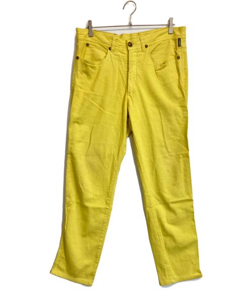 GIANNI VERSACE（ジャンニ・ヴェルサーチ）GIANNI VERSACE (ジャンニ・ヴェルサーチ) バックロゴパッチストレッチデニムパンツ イエロー サイズ:53の古着・服飾アイテム