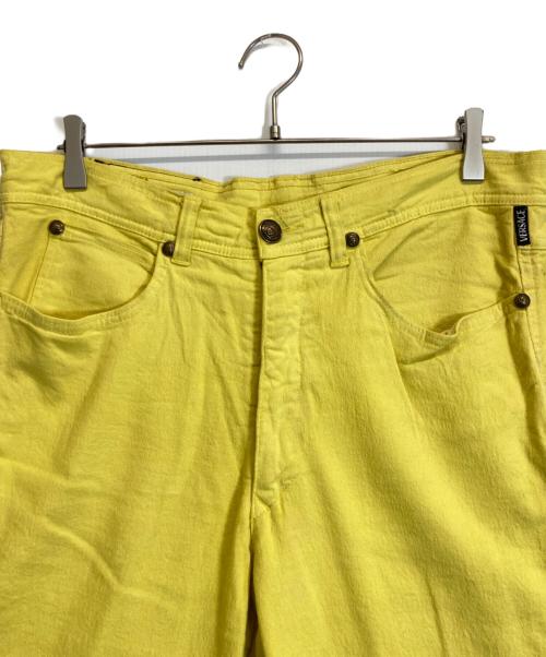 GIANNI VERSACE（ジャンニ・ヴェルサーチ）GIANNI VERSACE (ジャンニ・ヴェルサーチ) バックロゴパッチストレッチデニムパンツ イエロー サイズ:53の古着・服飾アイテム