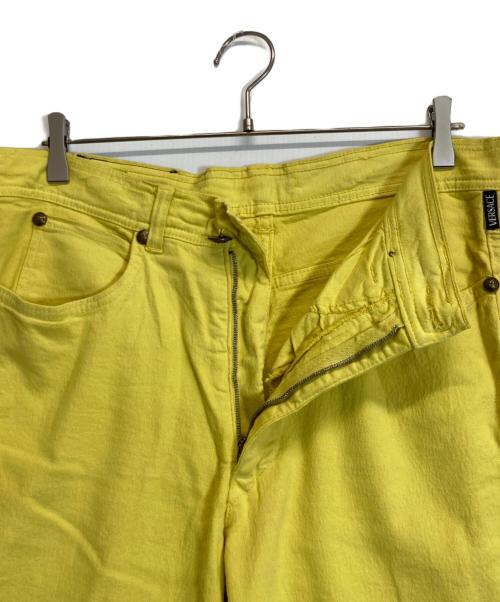GIANNI VERSACE（ジャンニ・ヴェルサーチ）GIANNI VERSACE (ジャンニ・ヴェルサーチ) バックロゴパッチストレッチデニムパンツ イエロー サイズ:53の古着・服飾アイテム