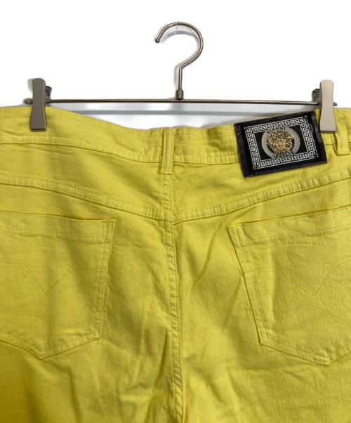 GIANNI VERSACE（ジャンニ・ヴェルサーチ）GIANNI VERSACE (ジャンニ・ヴェルサーチ) バックロゴパッチストレッチデニムパンツ イエロー サイズ:53の古着・服飾アイテム