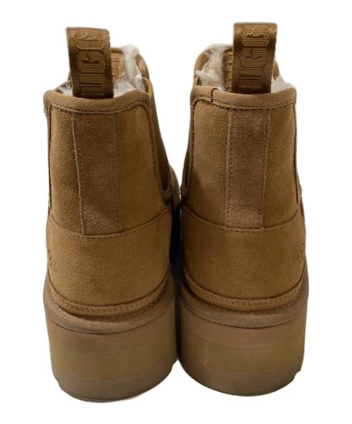 UGG（アグ）UGG (アグ) プラットフォームチェルシーブーツ ベージュ サイズ:25の古着・服飾アイテム
