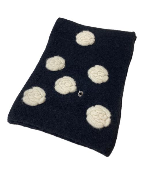 CHANEL（シャネル）CHANEL (シャネル) カメリアターンロックマフラー ブラック×ホワイトの古着・服飾アイテム