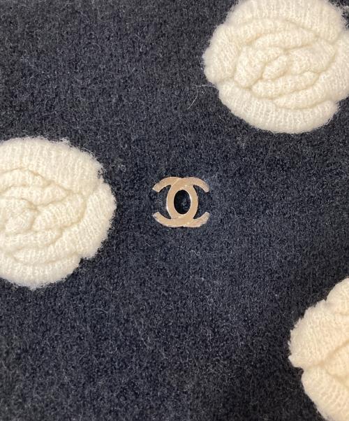 CHANEL（シャネル）CHANEL (シャネル) カメリアターンロックマフラー ブラック×ホワイトの古着・服飾アイテム