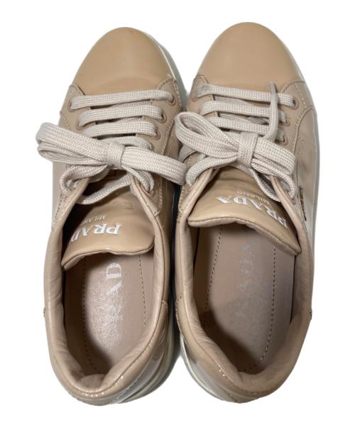PRADA（プラダ）PRADA (プラダ) ローカットスニーカー ベージュ サイズ:23.5の古着・服飾アイテム