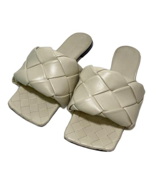 BOTTEGA VENETA（ボッテガベネタ）BOTTEGA VENETA (ボッテガベネタ) フラットサンダル ホワイト サイズ:37　1/2の古着・服飾アイテム