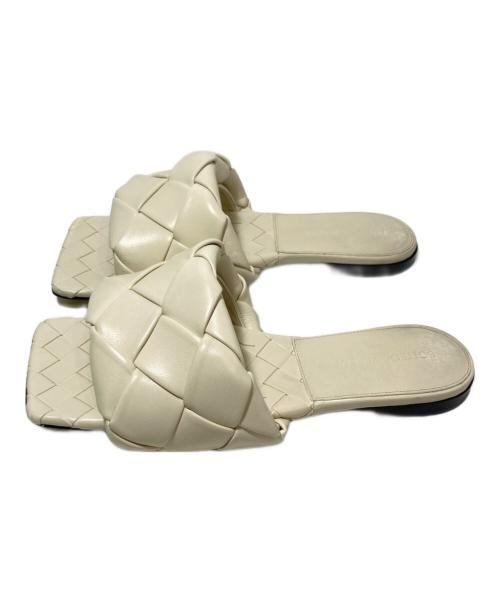 BOTTEGA VENETA（ボッテガベネタ）BOTTEGA VENETA (ボッテガベネタ) フラットサンダル ホワイト サイズ:37　1/2の古着・服飾アイテム