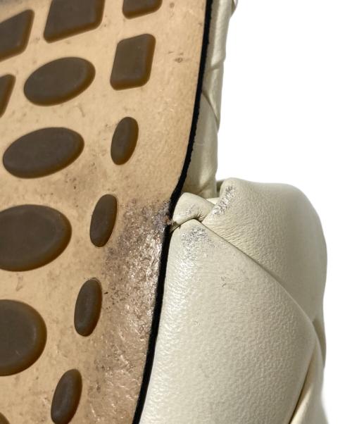 BOTTEGA VENETA（ボッテガベネタ）BOTTEGA VENETA (ボッテガベネタ) フラットサンダル ホワイト サイズ:37　1/2の古着・服飾アイテム