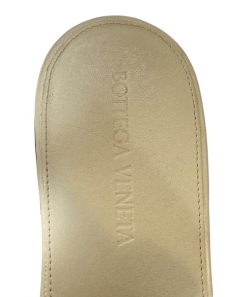 BOTTEGA VENETA（ボッテガベネタ）BOTTEGA VENETA (ボッテガベネタ) フラットサンダル ホワイト サイズ:37　1/2の古着・服飾アイテム