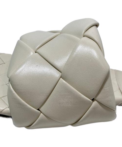BOTTEGA VENETA（ボッテガベネタ）BOTTEGA VENETA (ボッテガベネタ) フラットサンダル ホワイト サイズ:37　1/2の古着・服飾アイテム