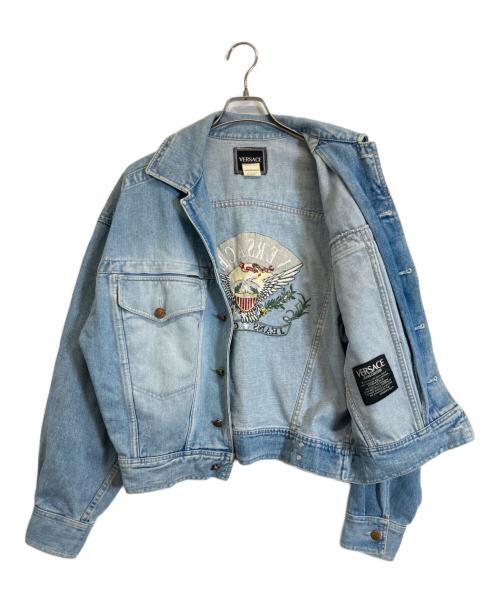 VERSACE（ヴェルサーチェ）VERSACE (ヴェルサーチェ) バック刺繍デニムジャケット インディゴ サイズ:Sの古着・服飾アイテム