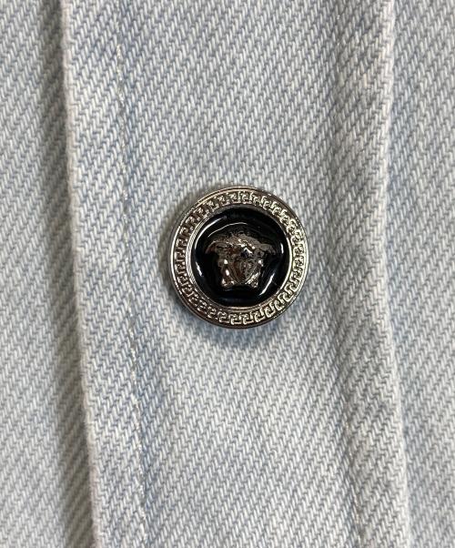 VERSACE（ヴェルサーチェ）VERSACE (ヴェルサーチェ) メデューサボタンデニムジャケット インディゴ サイズ:50の古着・服飾アイテム