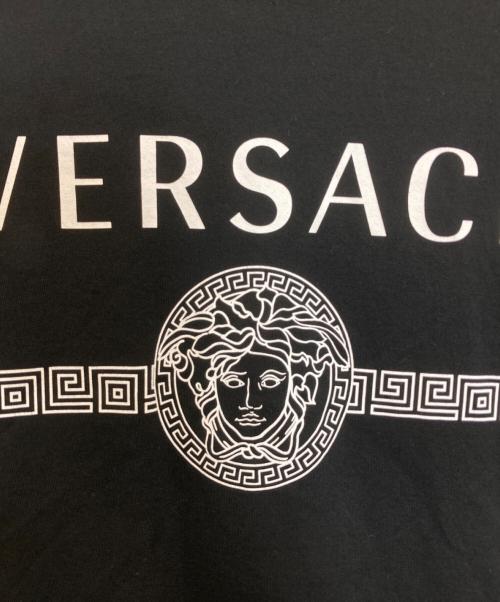VERSACE（ヴェルサーチェ）VERSACE (ヴェルサーチェ) ロゴTシャツ ブラック サイズ:XLの古着・服飾アイテム