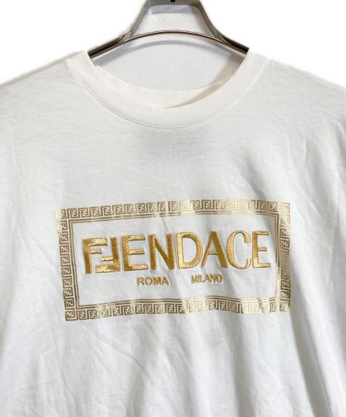 FENDI（フェンディ）FENDI (フェンディ) VERSACE (ヴェルサーチェ) Fendace Logo Tee ホワイト サイズ:XLの古着・服飾アイテム
