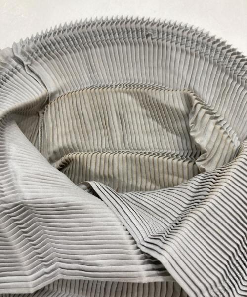 ISSEY MIYAKE（イッセイミヤケ）ISSEY MIYAKE (イッセイミヤケ) カットソー グレー サイズ:記載なしの古着・服飾アイテム