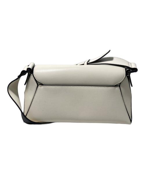 CHARLES & KEITH（チャールズアンドキース）CHARLES & KEITH (チャールズアンドキース) ナスリン ジオメトリックショルダーバッグ ホワイトの古着・服飾アイテム