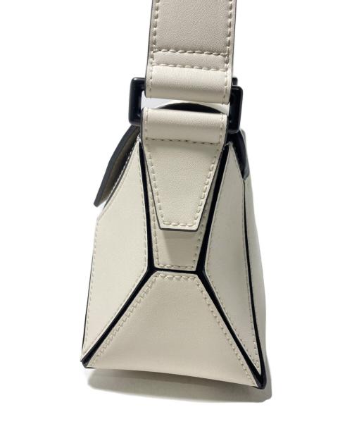 CHARLES & KEITH（チャールズアンドキース）CHARLES & KEITH (チャールズアンドキース) ナスリン ジオメトリックショルダーバッグ ホワイトの古着・服飾アイテム