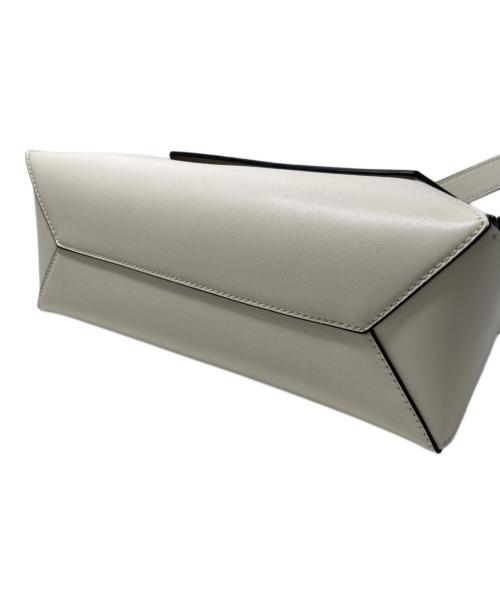 CHARLES & KEITH（チャールズアンドキース）CHARLES & KEITH (チャールズアンドキース) ナスリン ジオメトリックショルダーバッグ ホワイトの古着・服飾アイテム