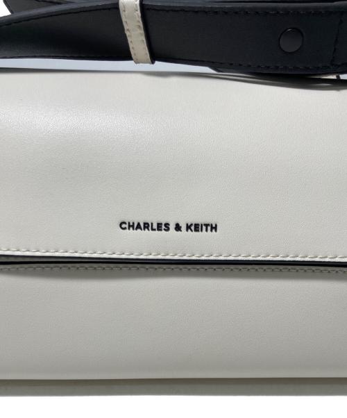 CHARLES & KEITH（チャールズアンドキース）CHARLES & KEITH (チャールズアンドキース) ナスリン ジオメトリックショルダーバッグ ホワイトの古着・服飾アイテム