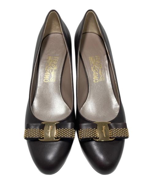Salvatore Ferragamo（サルヴァトーレ フェラガモ）Salvatore Ferragamo (サルヴァトーレ フェラガモ) ヴァラリボンパンプス ブラウン サイズ:9 1/2の古着・服飾アイテム