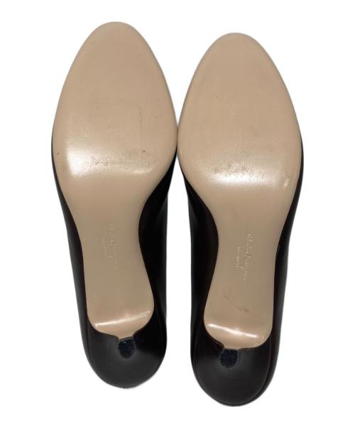 Salvatore Ferragamo（サルヴァトーレ フェラガモ）Salvatore Ferragamo (サルヴァトーレ フェラガモ) ヴァラリボンパンプス ブラウン サイズ:9 1/2の古着・服飾アイテム