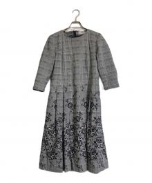 Leilian（レリアン）の古着「グレンチェックフラワー刺繍ワンピース」｜グレー