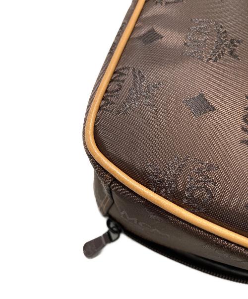 MCM（エムシーエム）MCM (エムシーエム) ヴィセトス ロゴグラム ラウンドハンドバッグ　5246K ブラウンの古着・服飾アイテム