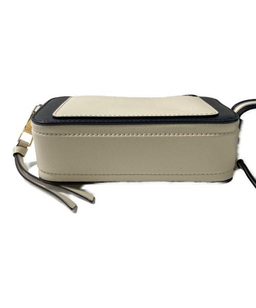 MARC JACOBS（マークジェイコブス）MARC JACOBS (マークジェイコブス) スナップショットショルダーバッグ ベージュの古着・服飾アイテム
