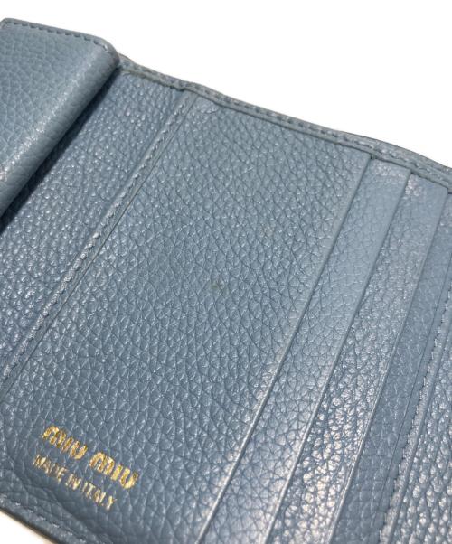 MIU MIU（ミュウミュウ）MIU MIU (ミュウミュウ) ヴィッテロダイノレザーフラップ付折り財布 ブラックの古着・服飾アイテム