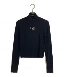 DIESEL（ディーゼル）の古着「メタルロゴ プレート ハイネック セーター」｜ブラック