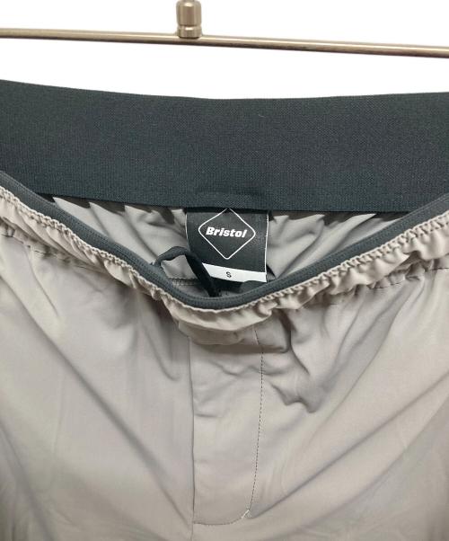 F.C.R.B（エフシーアールビー）F.C.R.B (エフシーアールビー) 4WAY STRETCH TRACK PANTS グレー サイズ:Sの古着・服飾アイテム