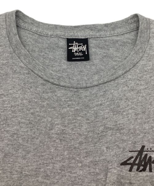 stussy（ステューシー）stussy (ステューシー) ポケットTシャツ　クルーネック　ロゴ　コットン グレー サイズ:SMALLの古着・服飾アイテム