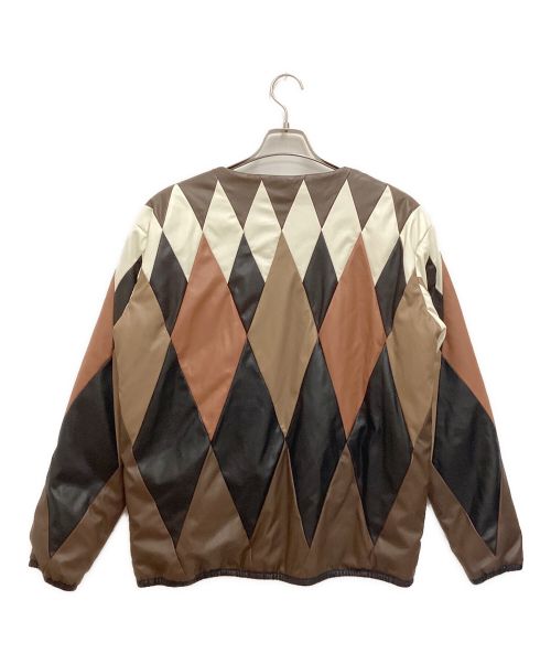 TACASI（タキャシ）TACASI (タキャシ) フェイクレザージャケット　ノーカラー　Vネック　ジップ　ダイヤ　マルチカラー ブラウン サイズ:44の古着・服飾アイテム