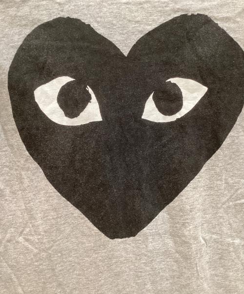 PLAY COMME des GARCONS（プレイコムデギャルソン）PLAY COMME des GARCONS (プレイ コムデギャルソン) バックハートビッグロゴTシャツ グレー サイズ:Mの古着・服飾アイテム