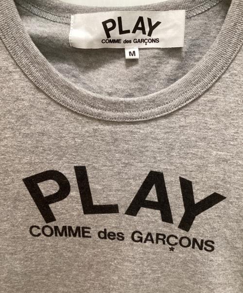 PLAY COMME des GARCONS（プレイコムデギャルソン）PLAY COMME des GARCONS (プレイ コムデギャルソン) バックハートビッグロゴTシャツ グレー サイズ:Mの古着・服飾アイテム