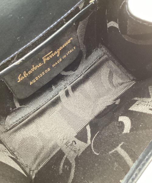 Salvatore Ferragamo（サルヴァトーレ フェラガモ）Salvatore Ferragamo (サルヴァトーレ フェラガモ) ショルダーバッグ ヴァラリボン ミニ チェーン ネイビー サイズ:-の古着・服飾アイテム