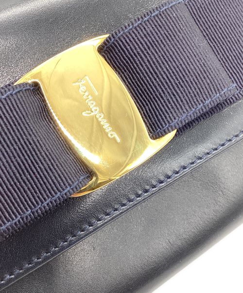 Salvatore Ferragamo（サルヴァトーレ フェラガモ）Salvatore Ferragamo (サルヴァトーレ フェラガモ) ショルダーバッグ ヴァラリボン ミニ チェーン ネイビー サイズ:-の古着・服飾アイテム
